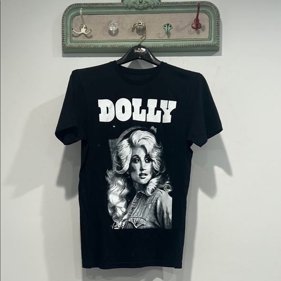 Dolly Parton Queen of Country Graphic T-Shirt black women’s small nwot tee - Picture 1 of 4
